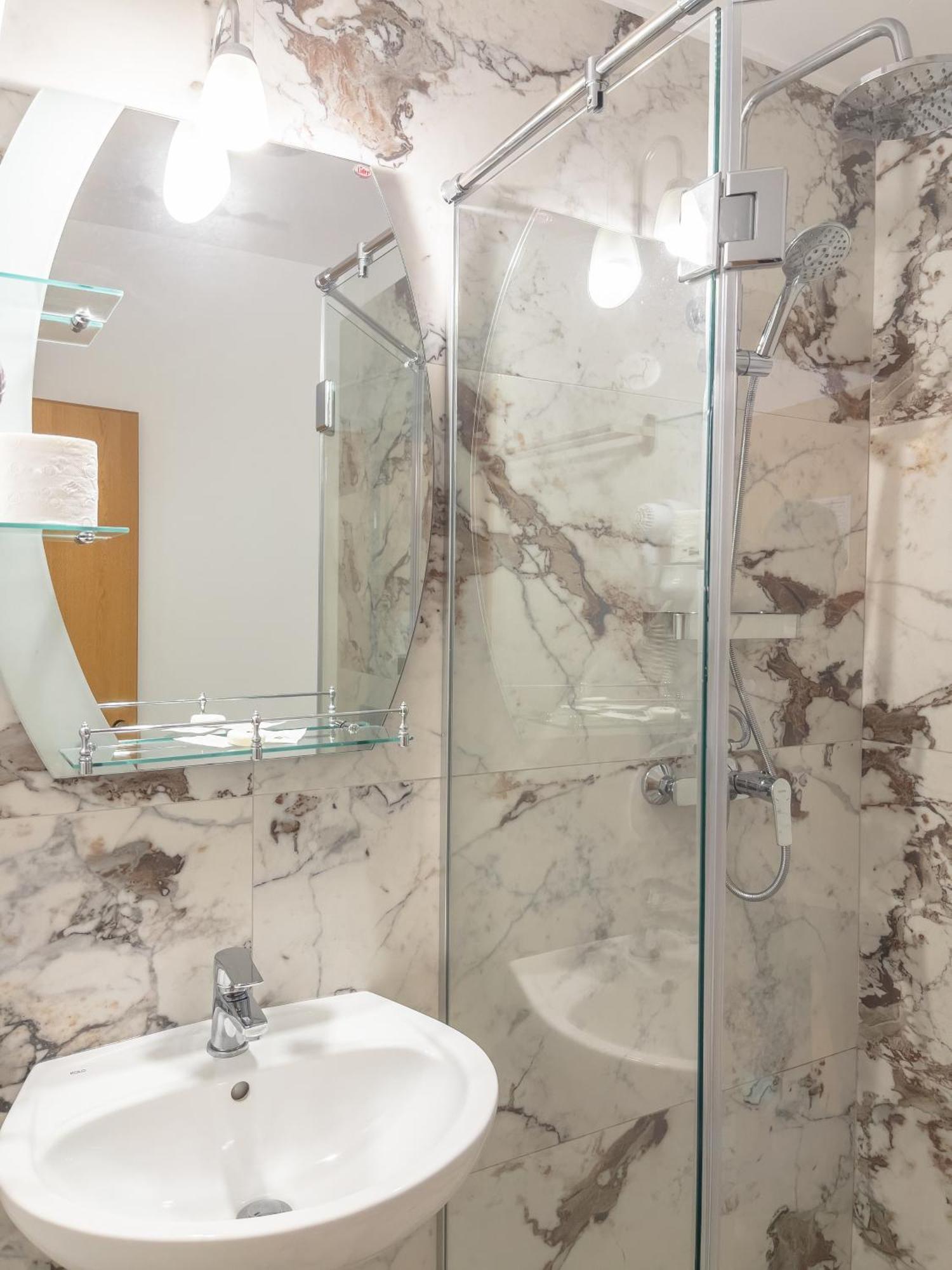 Hotel Eden Sibiu Ngoại thất bức ảnh